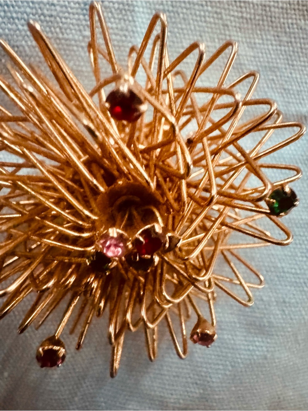 Rare Vintage Gold tone Sputnik brooch with rare coloured stones - Picture 6 of 10